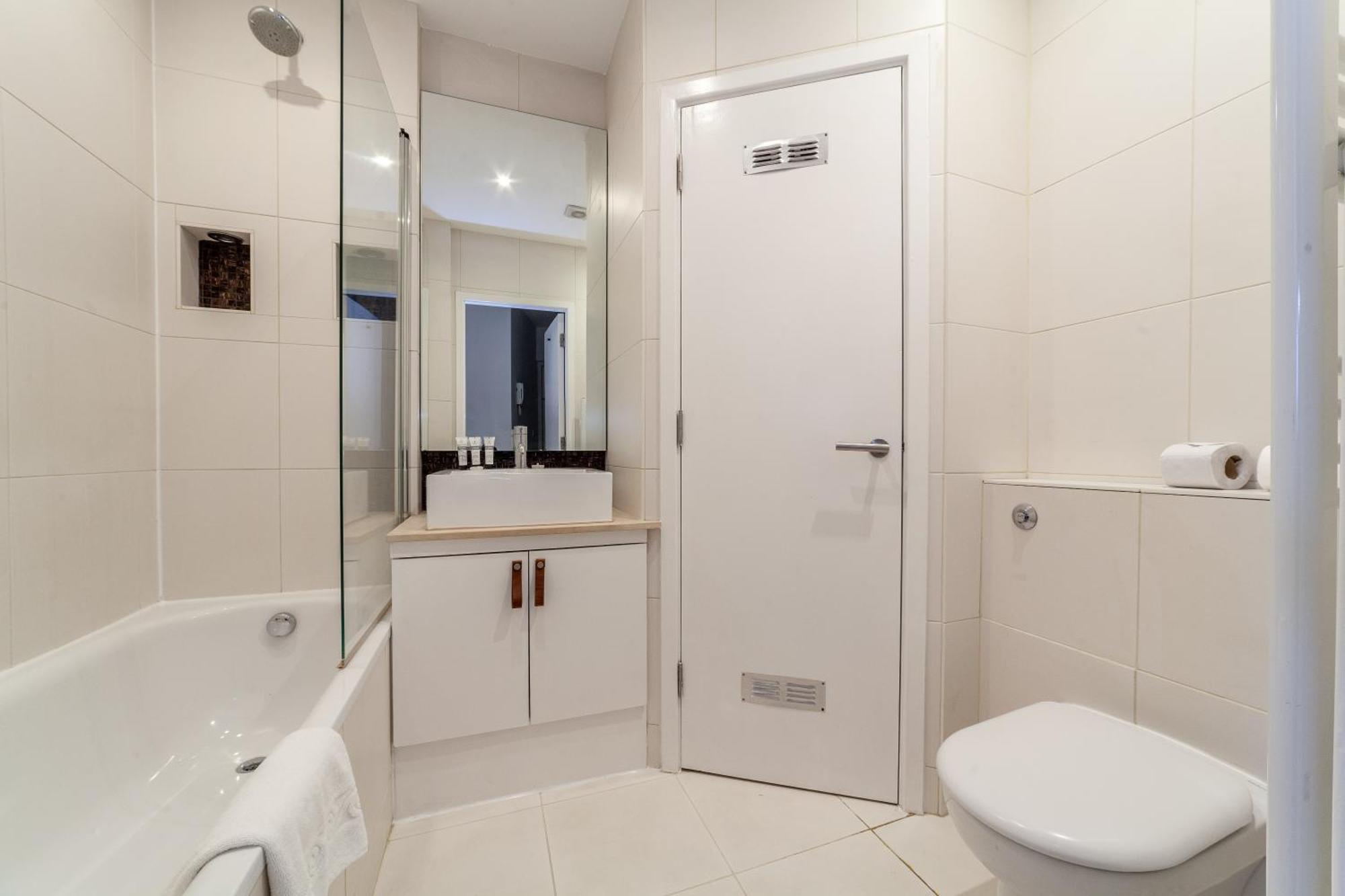 Elegance & Chic Design - 2-Bedroom Haven Лондон Экстерьер фото
