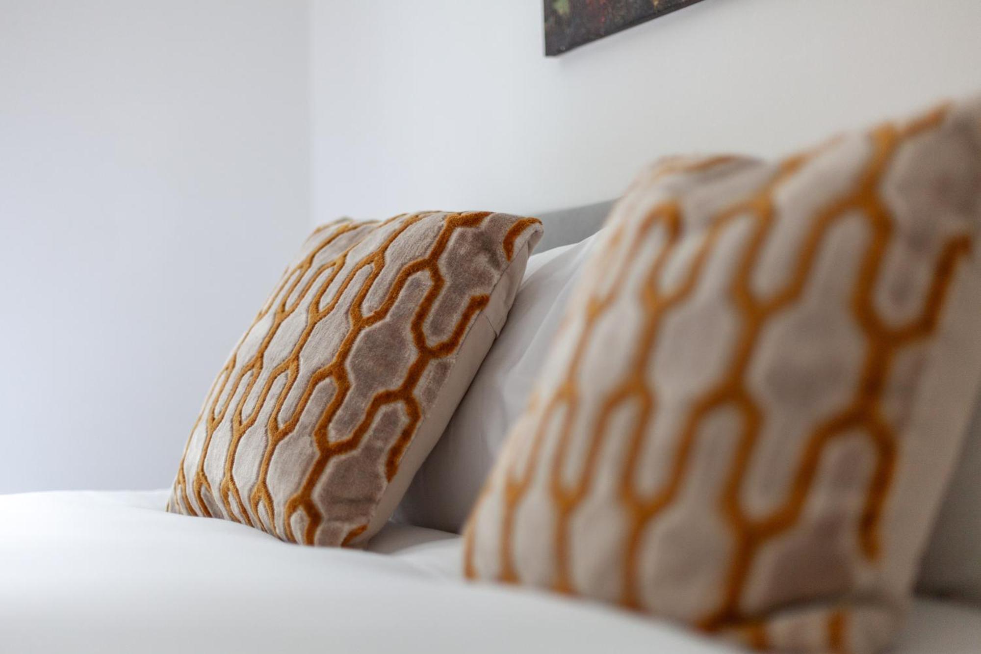 Elegance & Chic Design - 2-Bedroom Haven Лондон Экстерьер фото
